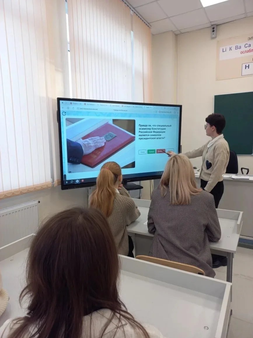 Понедельник в гимназии традиционно начался с торжественной линейки